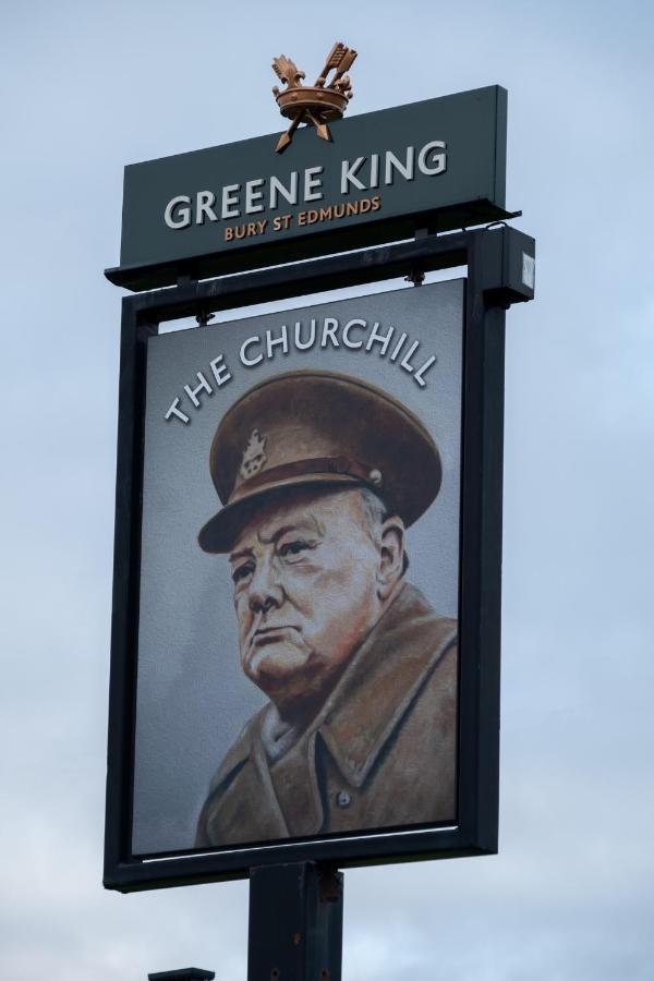 The Churchill By Greene King Inns Royal Wootton Bassett Buitenkant foto