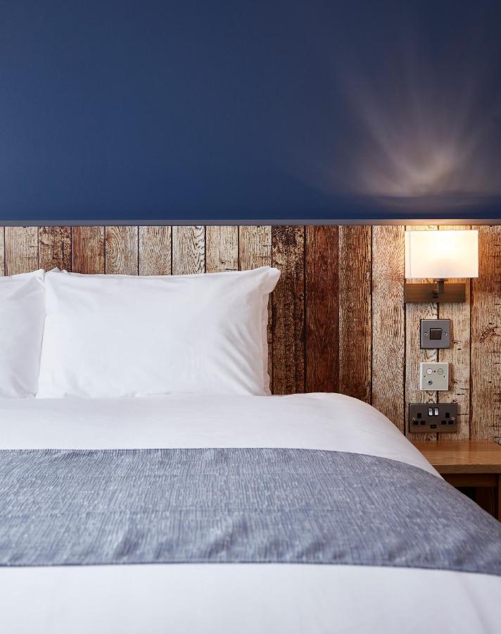 The Churchill By Greene King Inns Royal Wootton Bassett Buitenkant foto