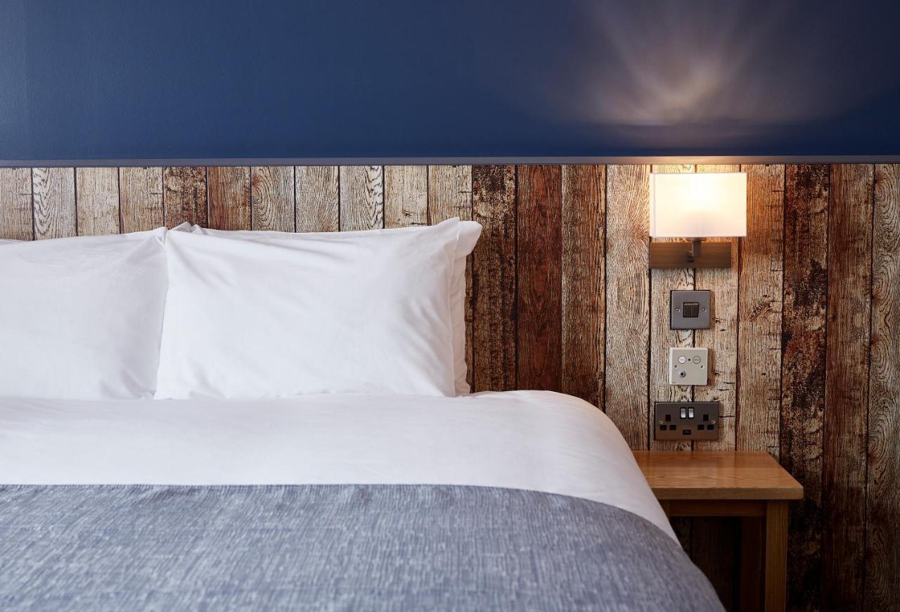 The Churchill By Greene King Inns Royal Wootton Bassett Buitenkant foto
