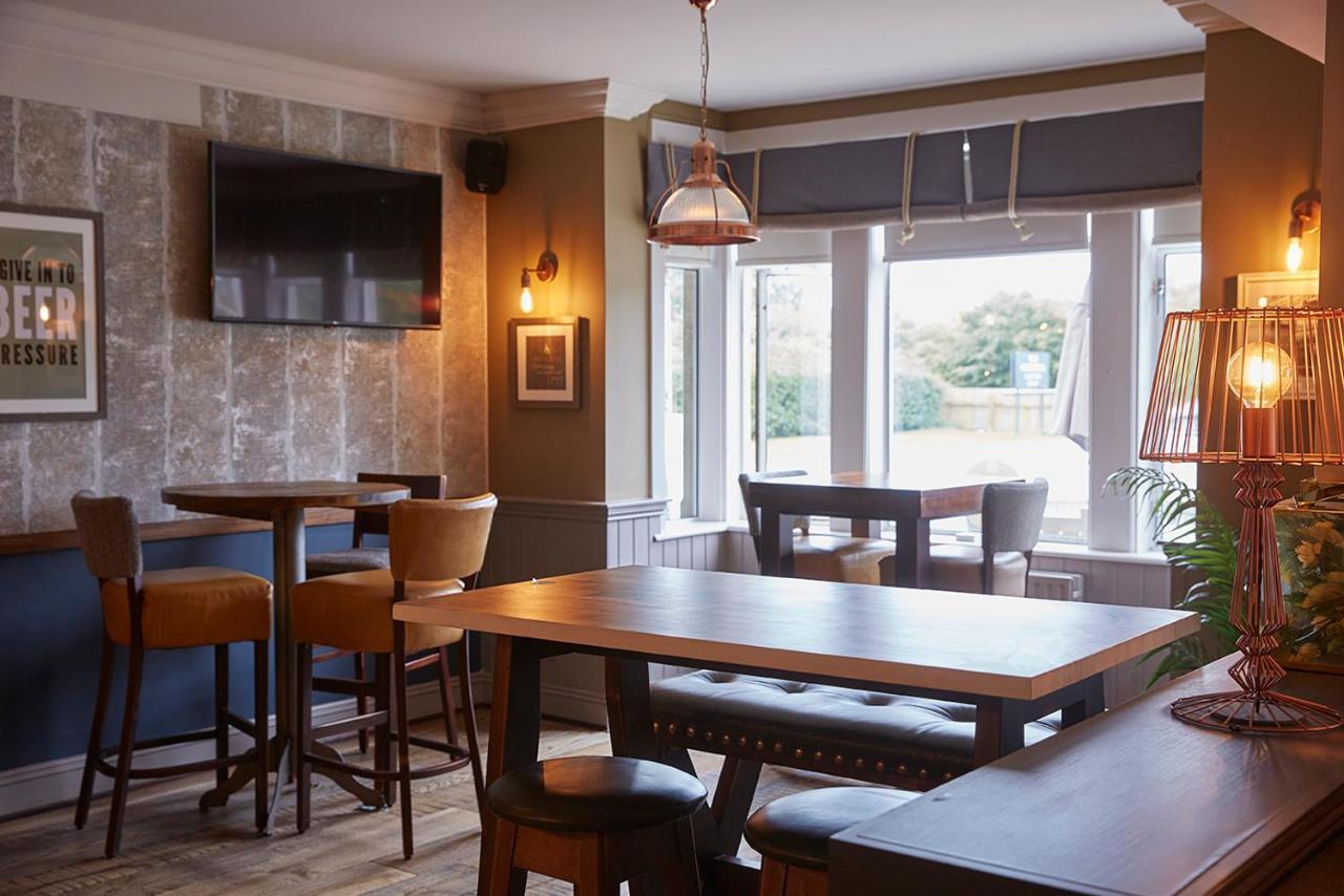 The Churchill By Greene King Inns Royal Wootton Bassett Buitenkant foto