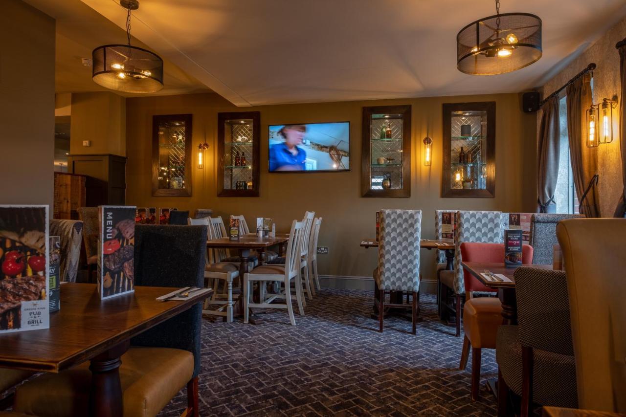 The Churchill By Greene King Inns Royal Wootton Bassett Buitenkant foto