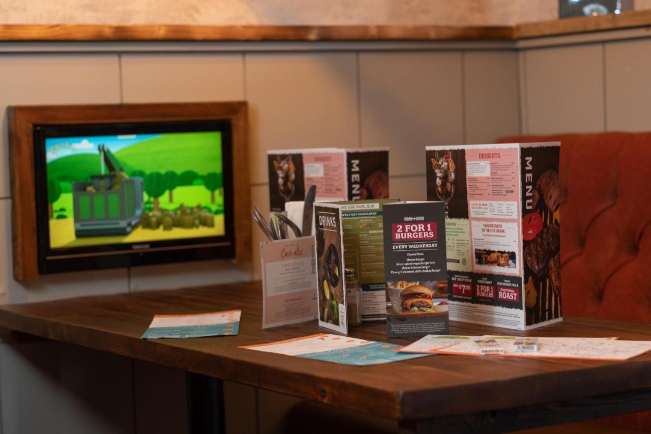The Churchill By Greene King Inns Royal Wootton Bassett Buitenkant foto