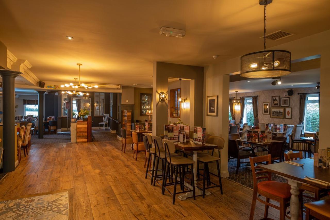 The Churchill By Greene King Inns Royal Wootton Bassett Buitenkant foto