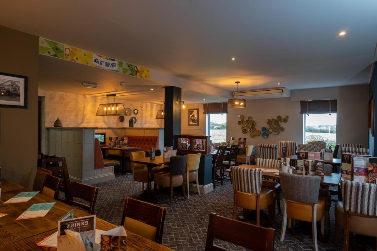 The Churchill By Greene King Inns Royal Wootton Bassett Buitenkant foto