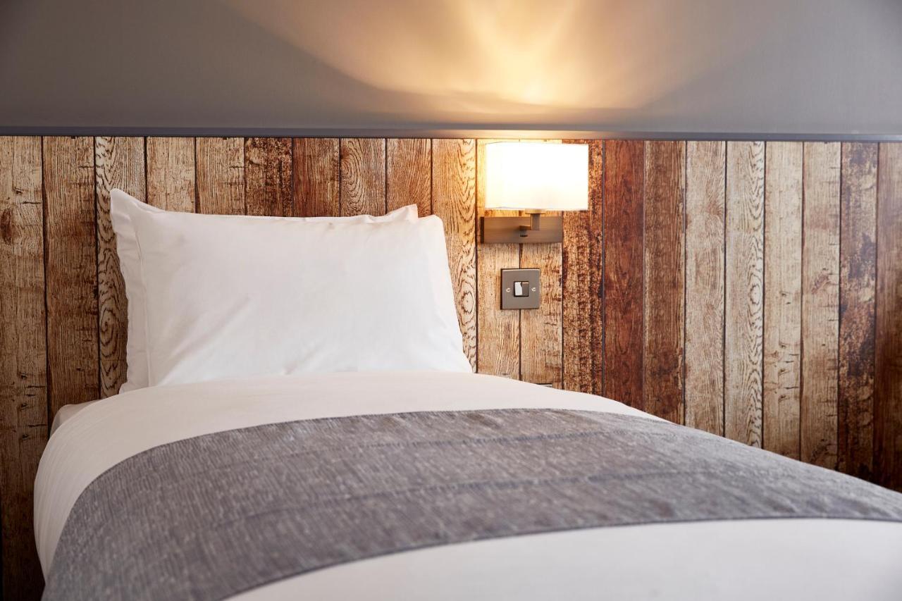 The Churchill By Greene King Inns Royal Wootton Bassett Buitenkant foto