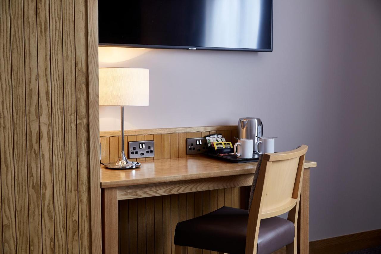 The Churchill By Greene King Inns Royal Wootton Bassett Buitenkant foto