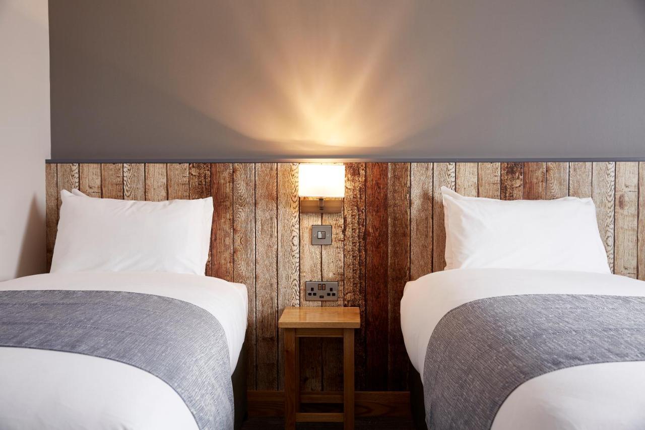The Churchill By Greene King Inns Royal Wootton Bassett Buitenkant foto