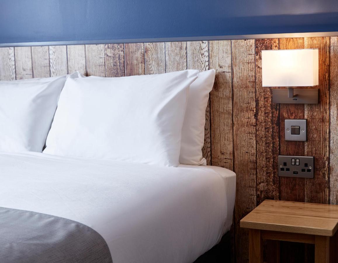 The Churchill By Greene King Inns Royal Wootton Bassett Buitenkant foto